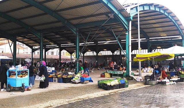Taşköprü Cuma Pazarı’nda bahar lezzetleri görücüye çıktı
