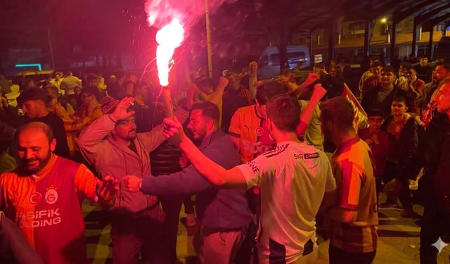 Taşköprü’de Galatasaray coşkusu! Şampiyonluk kutlamaları geceye damga vurdu