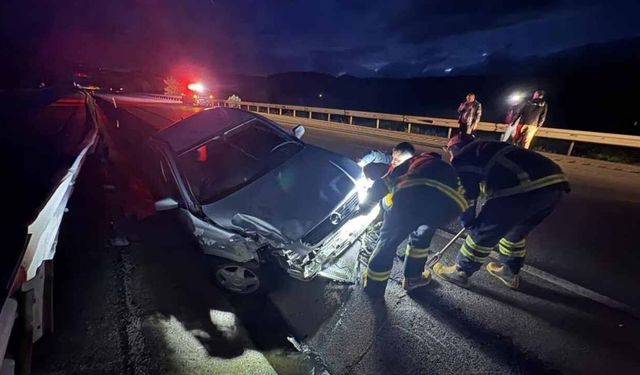 Tosya’da D100’de feci kaza: Otomobil bariyerlere çarptı, 2 yaralı