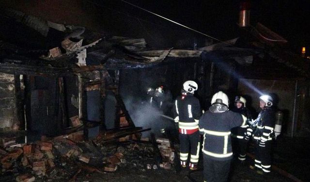 Kastamonu’da geceyi alevler aydınlattı: Ahşap ev kül oldu
