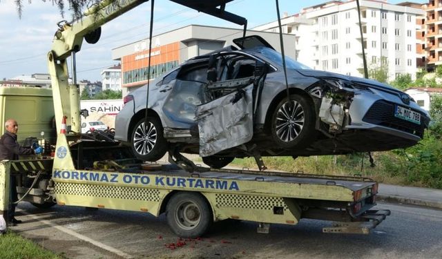Araç refüje uçtu: Aydınlatma direği ve ağaçlar devrildi, 4 kişi yaralandı