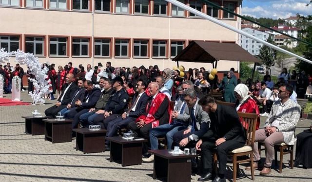 Araç'ta mezuniyet coşkusu: Öğrenciler diplomalarını aldı