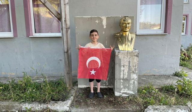 Doğanyurtlu Emirhan’dan vefa dolu hareket: Babalar Günü’nde Atatürk’ü unutmadı