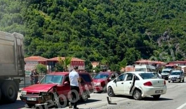 İnebolu'da iki otomobil çarpıştı