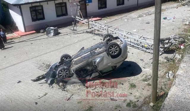 Kastamonu'da yürekler ağza geldi: Otomobil direğe çarparak ters döndü
