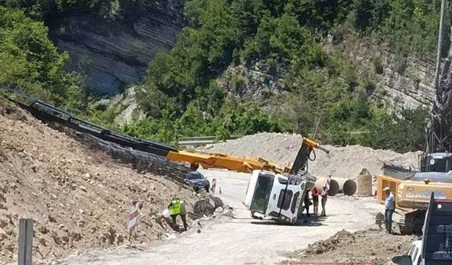 Kastamonu'da feci kaza: Şantiyede vinç devrildi