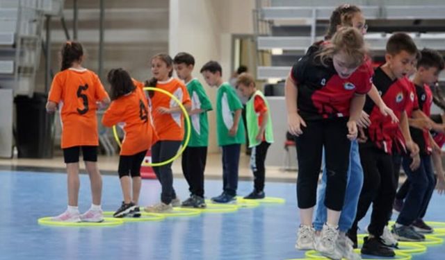 Kastamonu’da spor şöleni: İlkokul öğrencileri yeteneklerini sergiledi