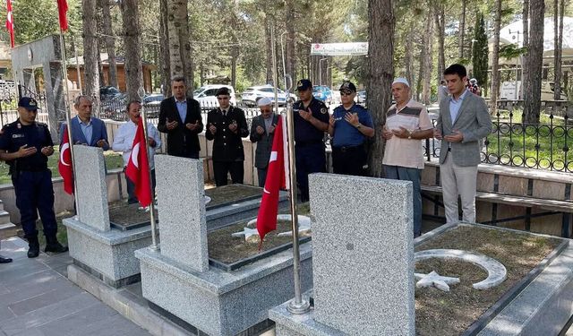 Kastamonu'da Şehit Asteğmen Mustafa Kasar, kabri başında anıldı