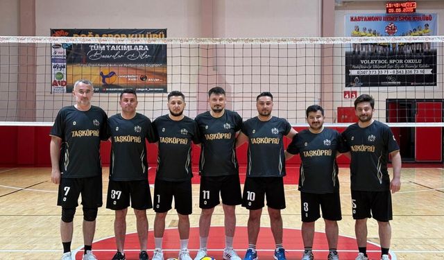 Taşköprü Voleybol Takımı'ndan çifte zafer!