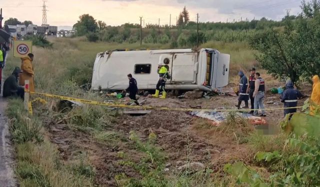 Tur otobüsü devrildi: 4 kişi hayatını kaybetti, çok sayıda yaralı var