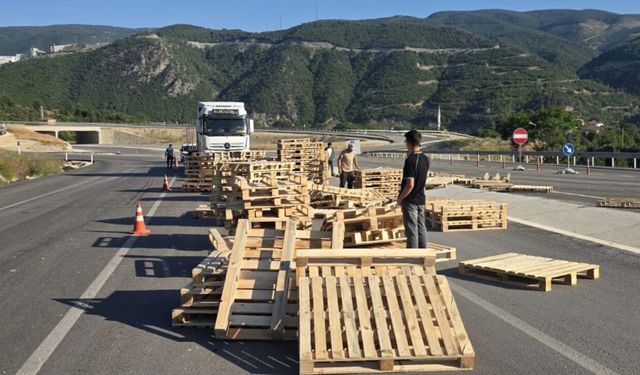 Hanönü’nde seyir halindeki TIR’ın yükü yola savruldu!