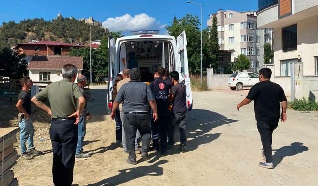 İnşaat işçisi 4. kattan zemine düştü