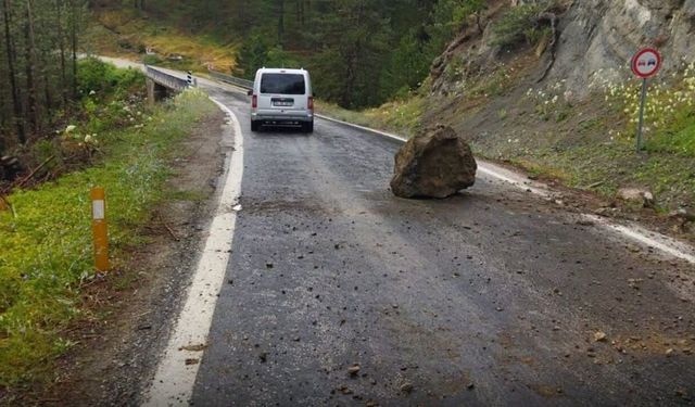 Kaya parçaları düşüyor: Sürücülere kritik uyarı