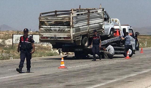 Kastamonu plakalı kamyonet Konya'da kaza yaptı