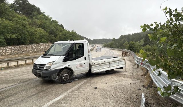 Kastamonu'da arı yüklü kamyonet bariyere çarptı: 2 yaralı