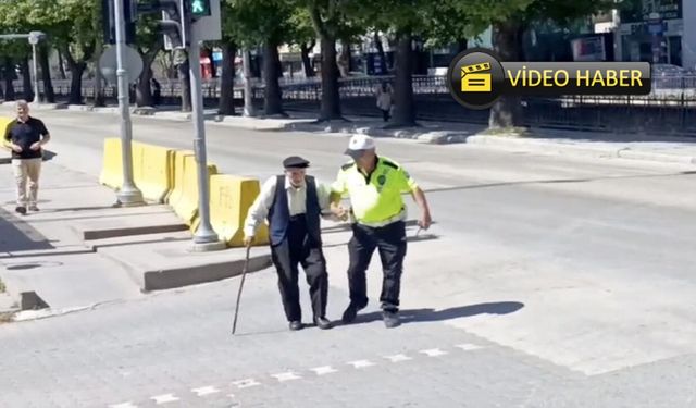 Kastamonu'da trafik polisinden yürek ısıtan görüntü