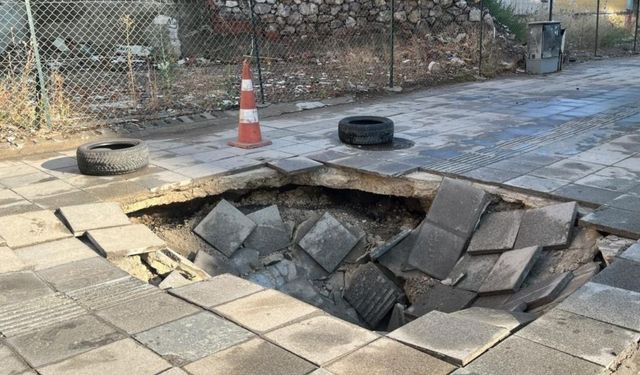 Sağanak sonrası kaldırım çöktü