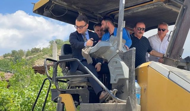 Tosya’da Kaymakam Konak sahaya indi, asfalt makinesinin başına geçti