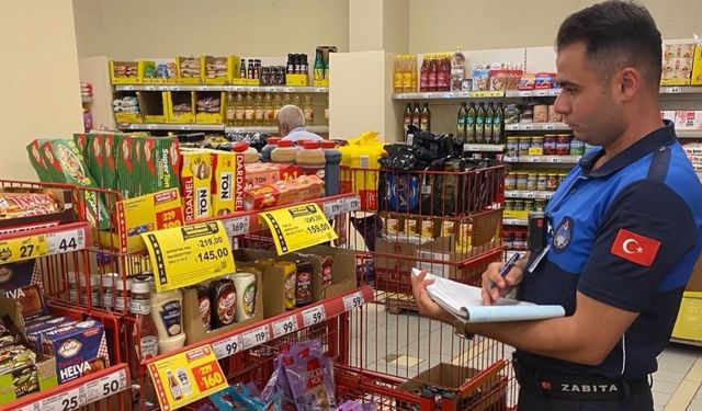 Tosya’da marketlere denetim: Etiketler tek tek incelendi