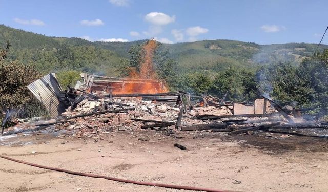Son dakika: Kastamonu'da bir ev küle döndü
