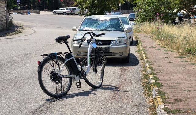 Otomobil ile elektrikli bisiklet çarpıştı: Sürücü ağır yaralı