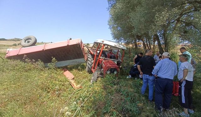 Buğday yüklü traktör devrildi: Sürücü yaralandı