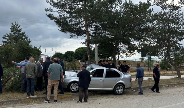 Devrekani’de otomobil ağaca çarptı: 3 kişi hastanede