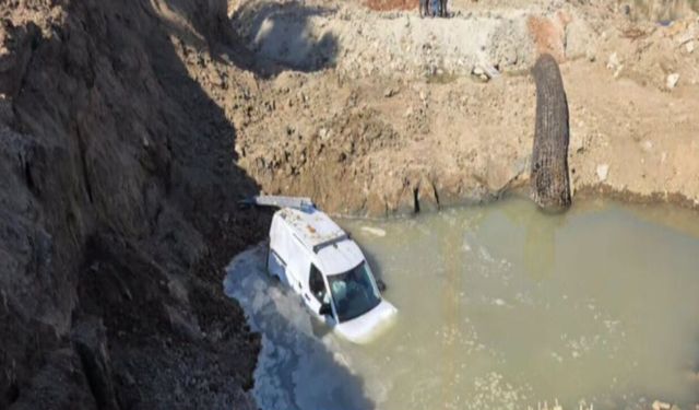 Devrekani'de feci kaza! Hafif ticari araç köprü inşaatına uçtu