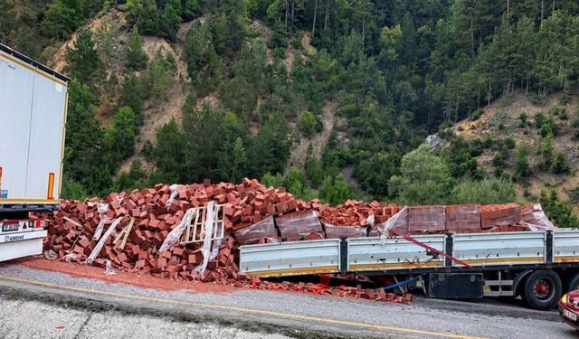 Ilgaz 15 Temmuz İstiklal Tüneli’nde TIR kazası: Tuğlalar yola saçıldı