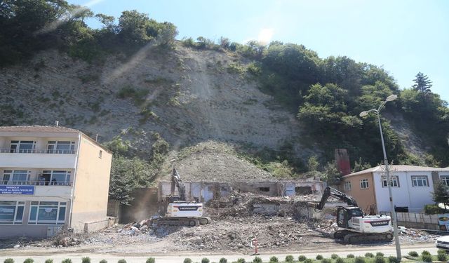 Kastamonu'da riskli lojman yıkılıyor: Bölge güvenli hale getirilecek
