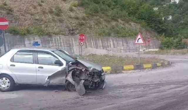 İnebolu'da korkutan kaza! TIR'ın çarptığı otomobil hurdaya döndü