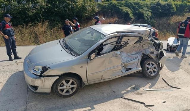 Kamyon ile otomobil çarpıştı: 1’i çocuk 3 yaralı