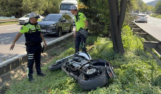 Kamyona çarpan motosiklet refüje savruldu: 2 yaralı