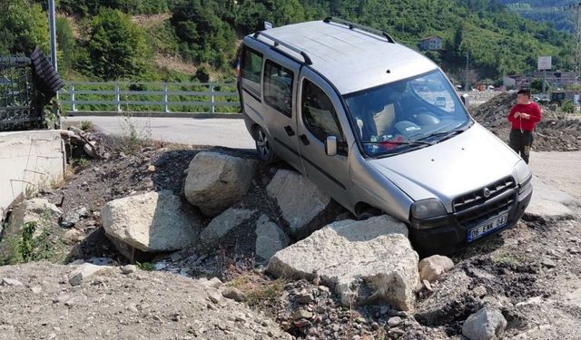 Kastamonu’da köprü çıkışında kontrolden çıktı, kayaların arasına girdi!
