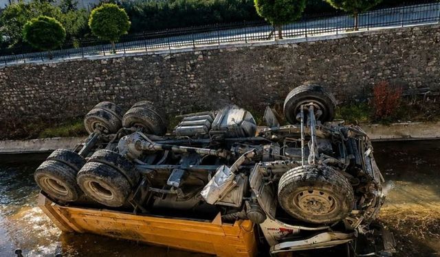 Kastamonu’da sürücüsüz kamyon dereye devrildi