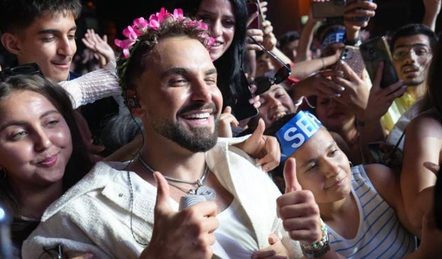 Sefo Taşköprü’yü salladı: Hayranlarının arasına indi, geceye damga vurdu
