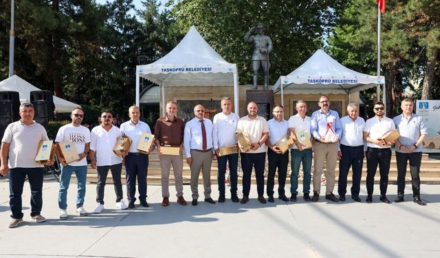 Taşköprü'de festivale katkı sunan sponsorlara plaket takdim edildi