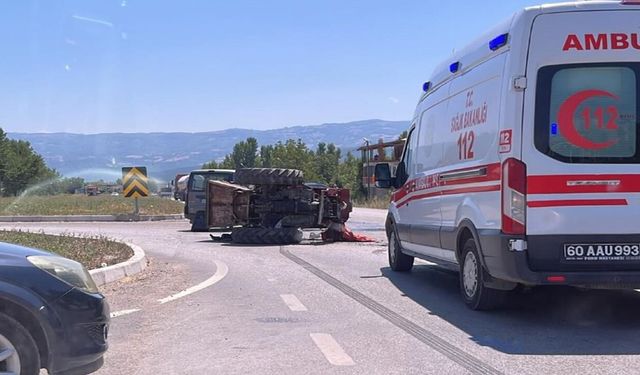 Feci Kaza: Traktör ile ticari araç çarpıştı, 5 yaralı