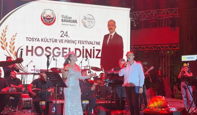 Tosya’da festival gecesine Başkan Kavaklıgil damga vurdu: Sahneye çıkıp şarkı söyledi
