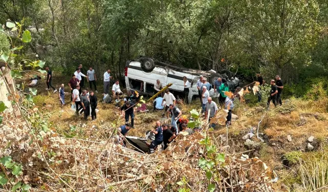 Yolcu minibüsü şarampole devrildi: 4 kişi hayatını kaybetti