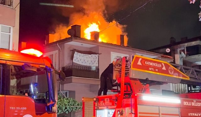 3 katlı evin çatısı alev aldı! Mahalleli panikle sokağa çıktı