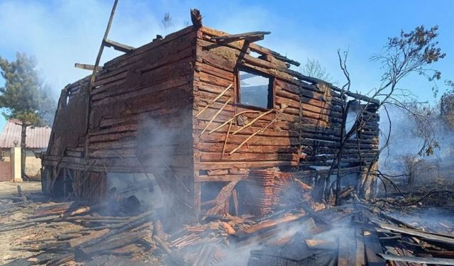 Ahşap köy evi alevlere teslim oldu