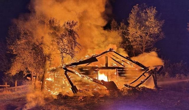 Kastamonu'da geceyi alevler aydınlattı: Küle döndü!