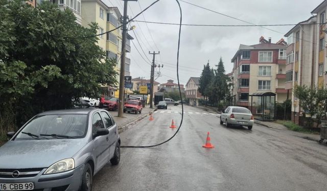 Fırtına elektrik tellerini kopardı: Cadde trafiğe kapatıldı