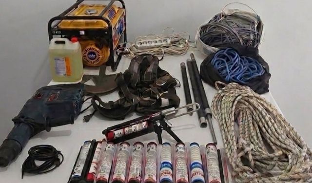 Kastamonu’da kaçak kazı yapan 4 kişi kıskıvrak yakalandı