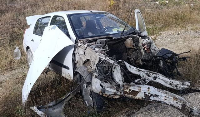 Kastamonu’da otomobil direğe çarptı: Motoru yerinden çıktı,2 yaralı