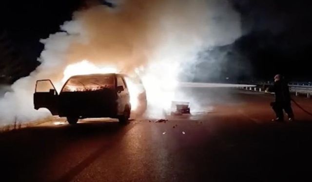 Kastamonu’da seyir halindeki minibüs alevlere teslim oldu