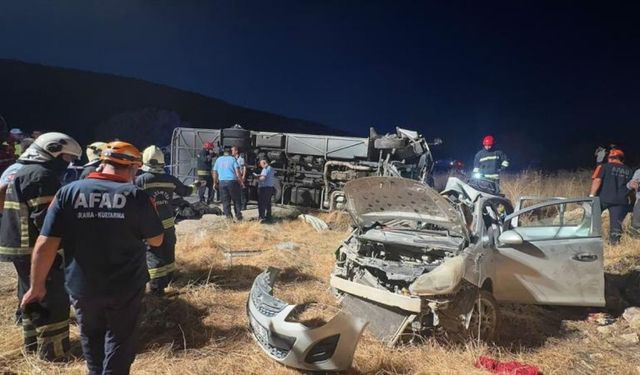Korkunç kaza: Yolcu midibüsü ile otomobil çarpıştı! 7 ölü, 13 yaralı