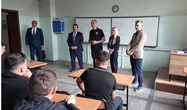 Kastamonu Emniyet Müdürü Tamer Taş’tan öğrencilere sürpriz ziyaret