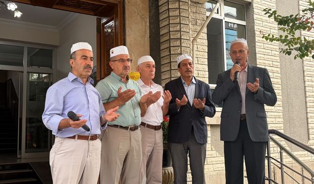 Tosya’da 45 kişilik umre kafilesi dualarla uğurlandı